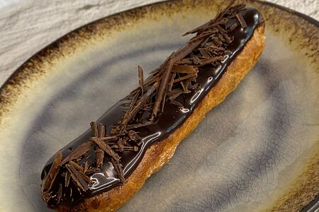 Эклер шоколадный