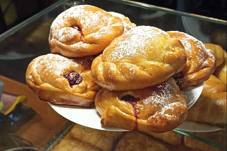 Пирожок с вишней