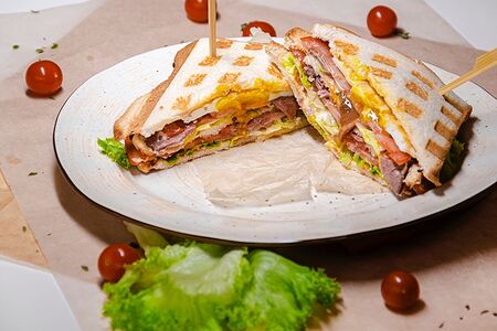 Сэндвич с ростбифом и яйцом