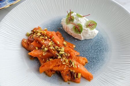 Карамелизированный батат, мусс из брынзы