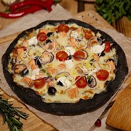 Фирменная на черном тесте с морепродуктами