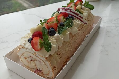 Меренговый рулет с малиной