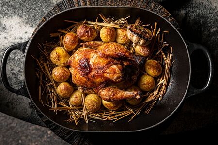 Курица в сене