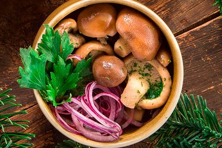 Соленые грузди в сметане с ялтинским луком