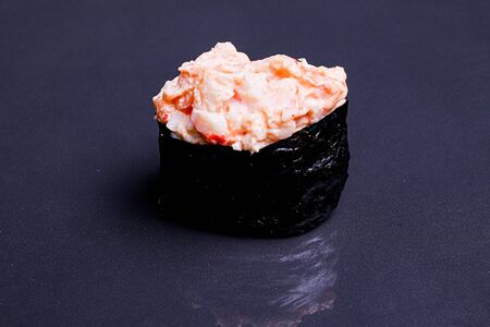 Гункан с креветкой