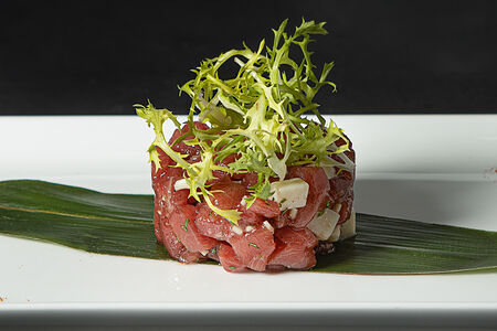 Тунец Тартар с козьим сыром