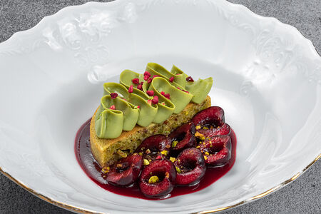 Фисташковый бисквит, ганаш матча-белый шоколад и черешня