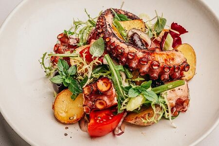 Теплый салат с марокканским осьминогом