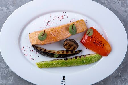 Стейк лосося с овощами гриль