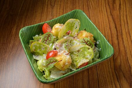 Азиатский цезарь с цыплёнком и жареным сыром