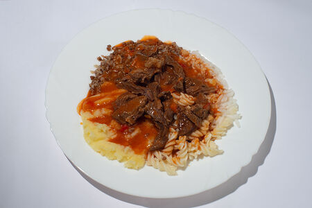 Гуляш из говядины с гарниром