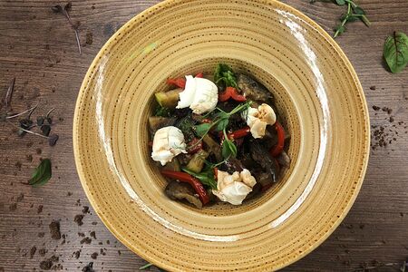 Салат с овощами гриль и сырным муссом