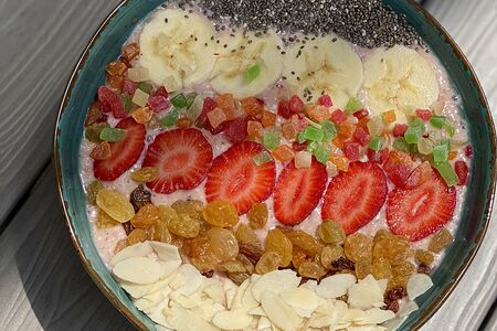 Смузи-боул с клубникой и бананом