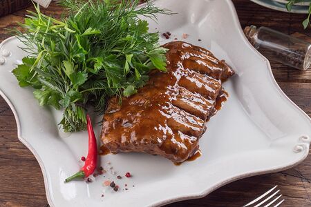 Свиные ребра с зеленью