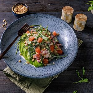 Салат с авокадо, форелью слабой соли и сыром страчателла