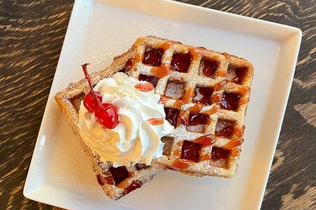 Вафли бельгийские со взбитыми сливками и клубничными топпингом