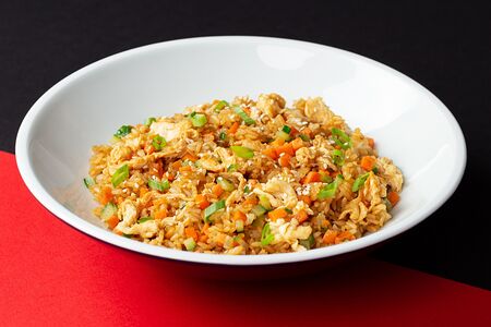 Жареный рис Чихо с огурцом и яйцом