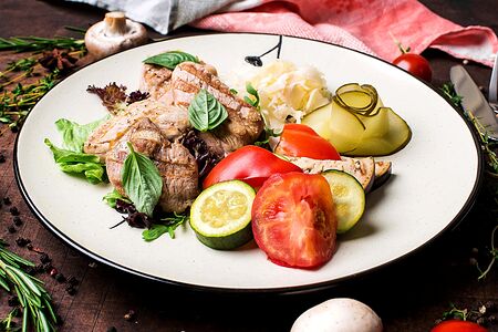 Медальоны из cвинoй вырезки с овощами на пару