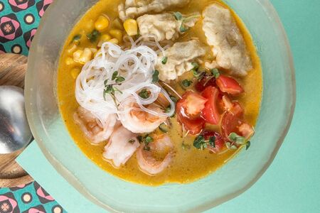 Лакса с тигровыми креветками