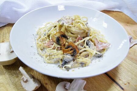 Паста с ветчиной и грибами