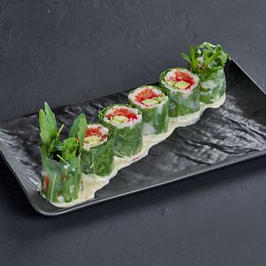 Ролл с лососем и рукколой