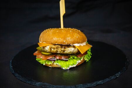 Бургер с цыпленком средний