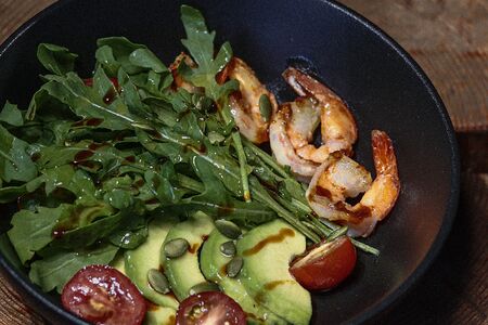 Салат с авокадо и креветками