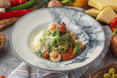 Спагетти с креветками и песто