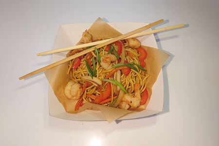 Лапша яичная с креветками