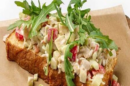 Мини-брускетта с камчатским крабом