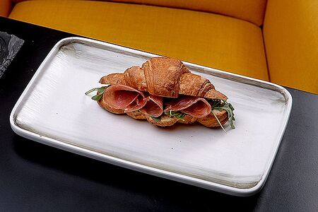 Круассан с пармской ветчиной