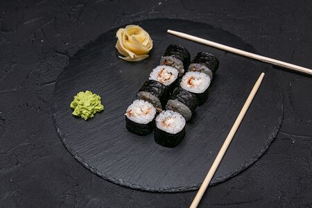 Классический ролл с угрем