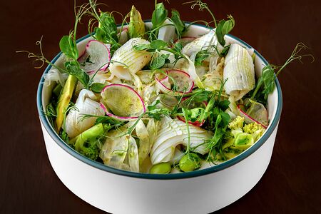 Зелёный боул-салат с кальмаром