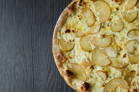 Пицца с грушей и Горгонзола