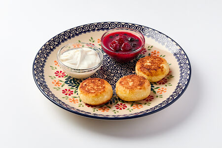 Сырники из Рикотты со сметаной и вареньем