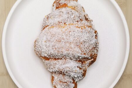 Круассан кокосовый