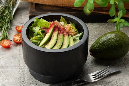 Овощной салат с киноа и авокадо