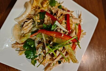 Салат из курицы с овощами