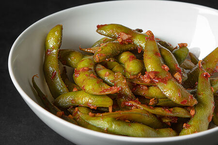Бобы эдамаме в остром соусе