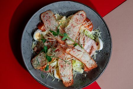 Салат Цезарь с курицей