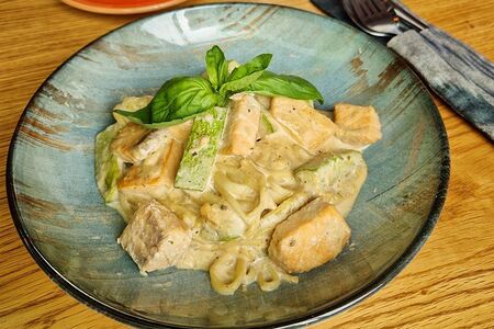 Лагман с семгой и кабачком в сливочном соусе