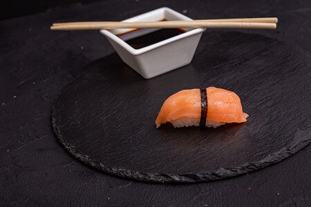 Суши с лососем холодного копчения