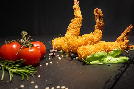 Креветки темпура с соусом васаби