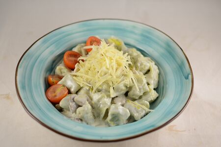 Тортеллини из индейки со сливочно- грибным соусом