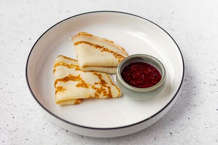 Блинчики с малиновым вареньем