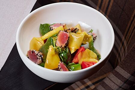 Салат с тунцом, авокадо и манго