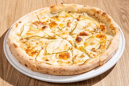 Пицца Груша-горгонзола