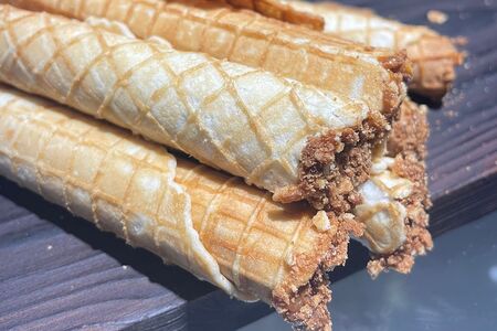 Вафельная трубочка со сгущенкой