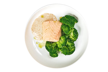 Стейк лосося на пару с брокколи