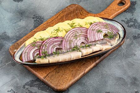 Сельдь с отварным картофелем и луком